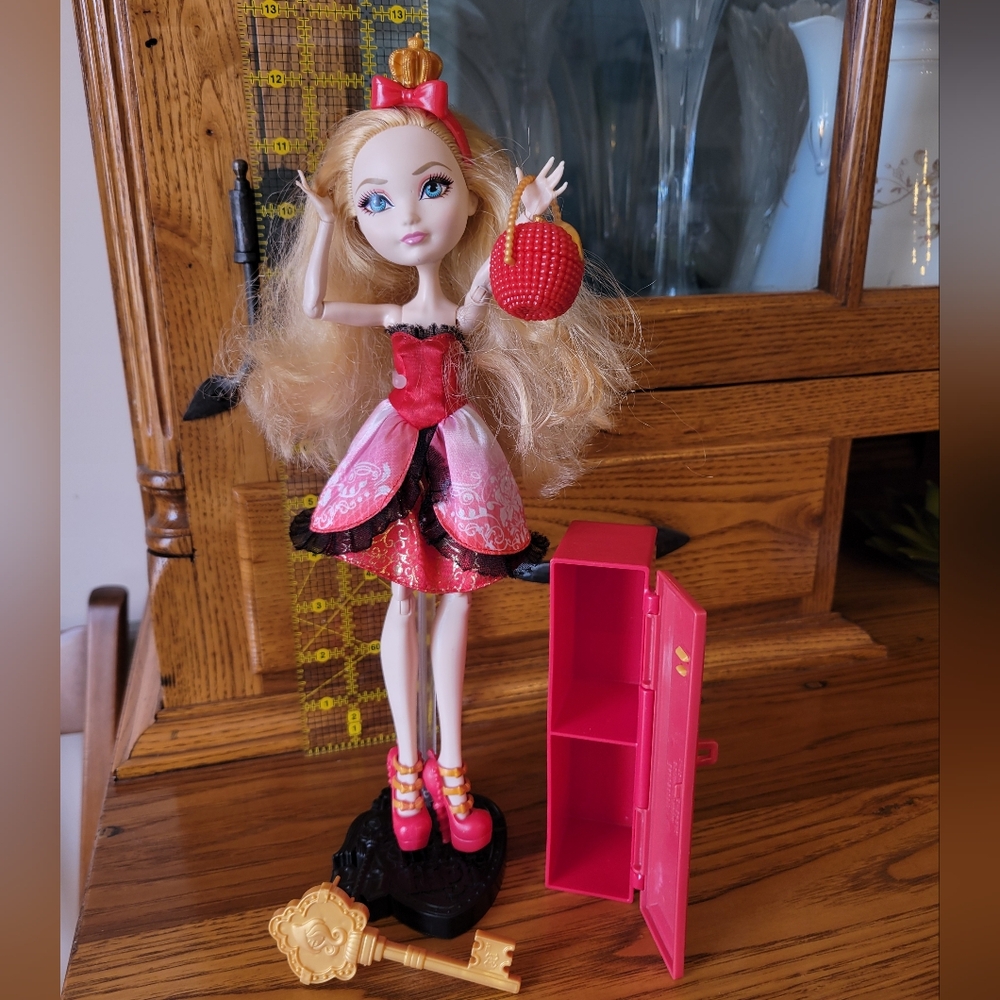Apple White Ever After High Doll with accessories!